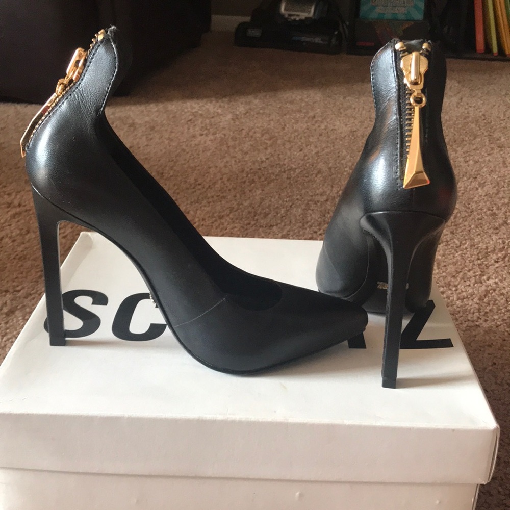 SHUTZ Black pumps with gold zipper in the back